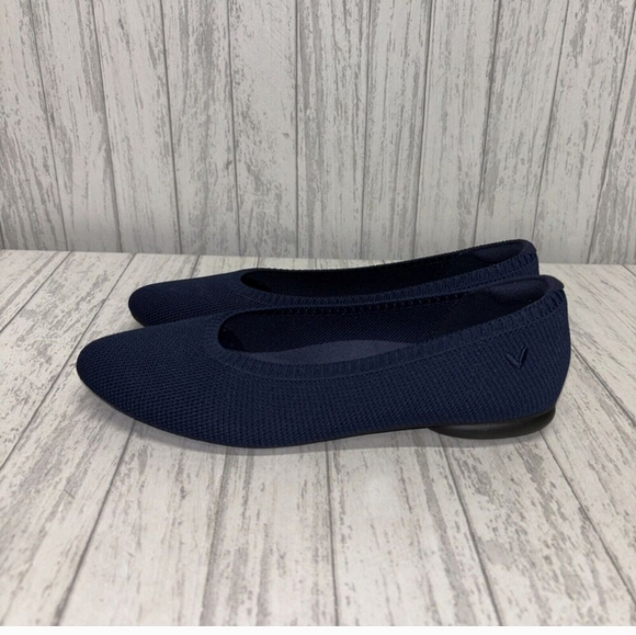Womens Size 35.5 (5.5) Vivaia Navy Blue Flats EUC - Picture 3 of 6